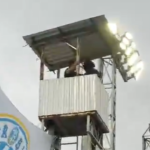 Brusque x Paysandu é paralisado após risco de queda de torre de câmera; entenda a confusão nas arquibancadas