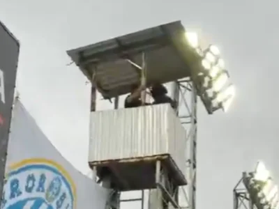 Brusque x Paysandu é paralisado após risco de queda de torre de câmera; entenda a confusão nas arquibancadas