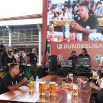 Marcelinho Paraíba e Felipe Santana agitam Oktoberfest Blumenau com transmissão ao vivo do Charla Podcast