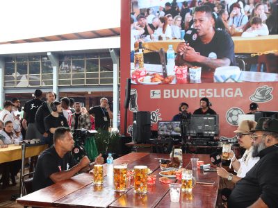 Marcelinho Paraíba e Felipe Santana agitam Oktoberfest Blumenau com transmissão ao vivo do Charla Podcast
