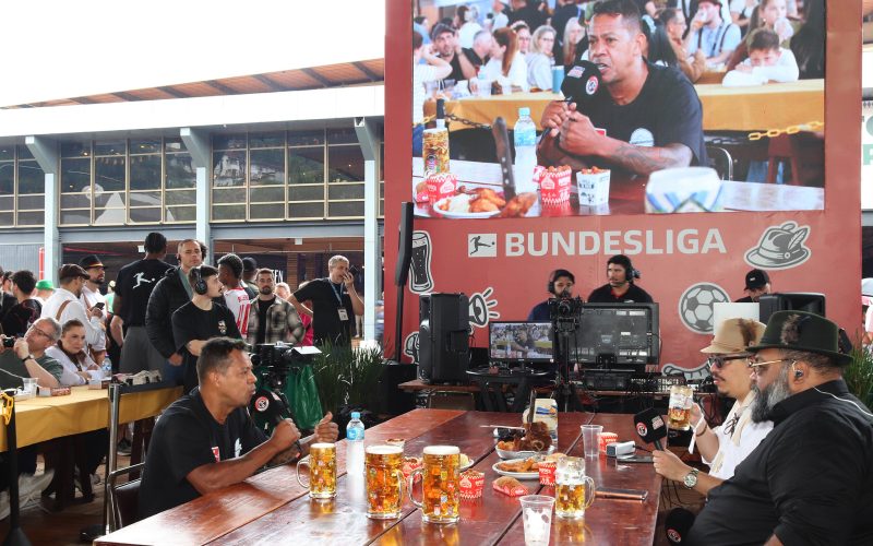 Marcelinho Paraíba e Felipe Santana agitam Oktoberfest Blumenau com transmissão ao vivo do Charla Podcast