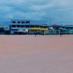 Motociclista é encontrado morto em campo de futebol em Contagem; polícia investiga o caso
