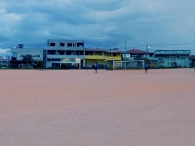 Motociclista é encontrado morto em campo de futebol em Contagem; polícia investiga o caso