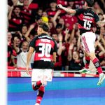 Flamengo supera Fluminense com gol de Carrascal e mantém liderança no Brasileirão