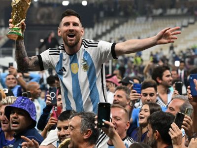 Réplicas do Troféu da Copa de 2022, Erguido por Messi, Estão em Leilão com Documentação e História Exclusivas