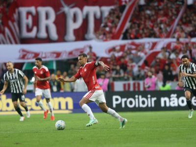 Internacional aplica 3 a 0 no Botafogo e pressiona Corinthians na luta contra o rebaixamento