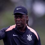 Seedorf não consegue registro a tempo e estreia pelo Corinthians é adiada