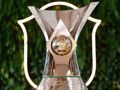 Coritiba demite Fernando Seabra e chega a 20 treinadores dispensados no Brasileirão; jornal espanhol critica sistema “triturador” do futebol brasileiro