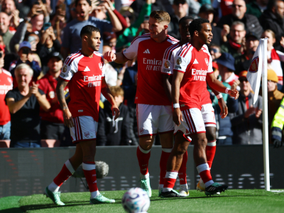 Arsenal vira em cima do Leeds com gol decisivo de Bruno Guimarães e se aproxima do líder Manchester City na Premier League