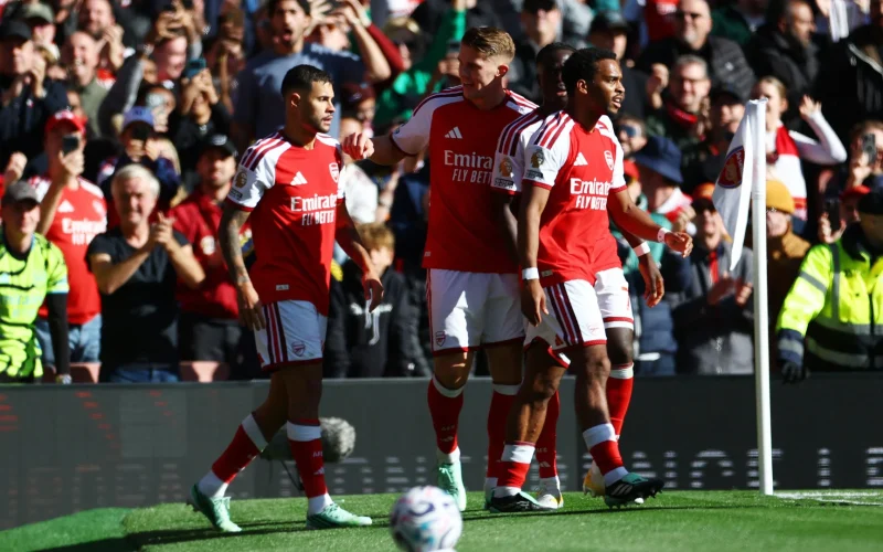Arsenal vira em cima do Leeds com gol decisivo de Bruno Guimarães e se aproxima do líder Manchester City na Premier League