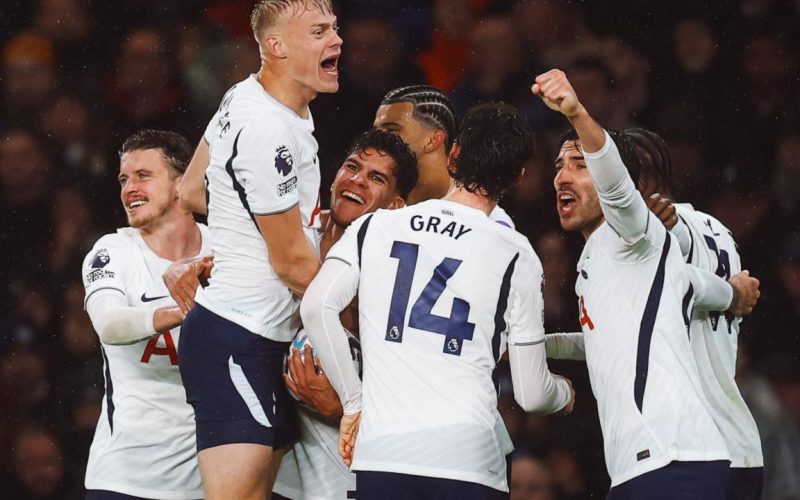 Tottenham supera Chelsea com vitória por 2 a 0 e expulsão de Cole Palmer na Premier League