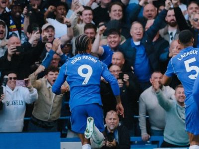 Chelsea vence Bournemouth por 5 a 1 com dois gols de João Pedro e se aproxima do G4 da Premier League
