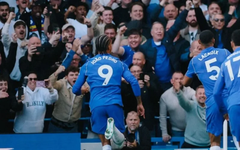 Chelsea vence Bournemouth por 5 a 1 com dois gols de João Pedro e se aproxima do G4 da Premier League