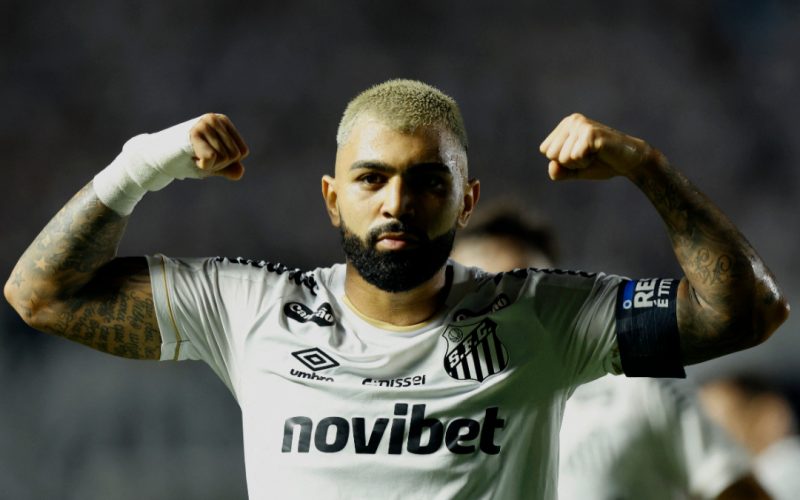Gabigol se destaca no clássico, revela sonho de voltar à Seleção Brasileira e futuro indefinido no Santos