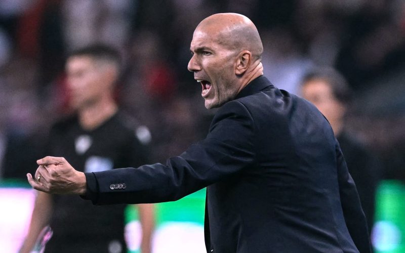Zidane busca soluções rápidas para as laterais da seleção francesa com foco nas categorias de base