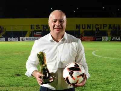 Hélio Cury Filho recebe homenagem em troféu da Série B do Campeonato Piauiense por sua gestão na Federação do Piauí