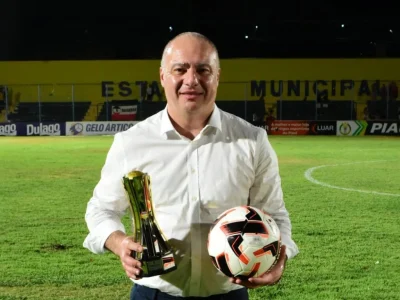 Hélio Cury Filho recebe homenagem em troféu da Série B do Campeonato Piauiense por sua gestão na Federação do Piauí