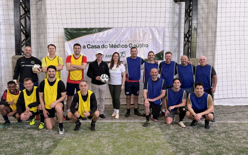 Futebol une médicos em torneio da Estetoscopa AMRIGS e promove integração no Dia do Médico