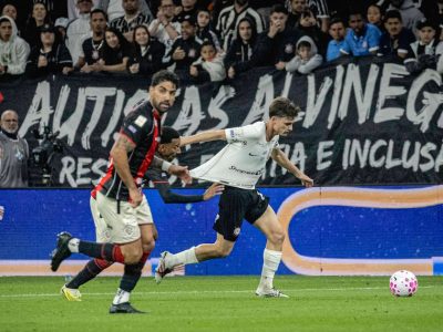 Empate sem brilho: Corinthians e Vitória não saem do 1 a 1 e continuam ameaçados na tabela do Brasileirão
