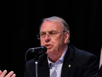 Stábile pressiona por acordo com a Caixa enquanto torcedores e organizadas pedem mudanças no Corinthians
