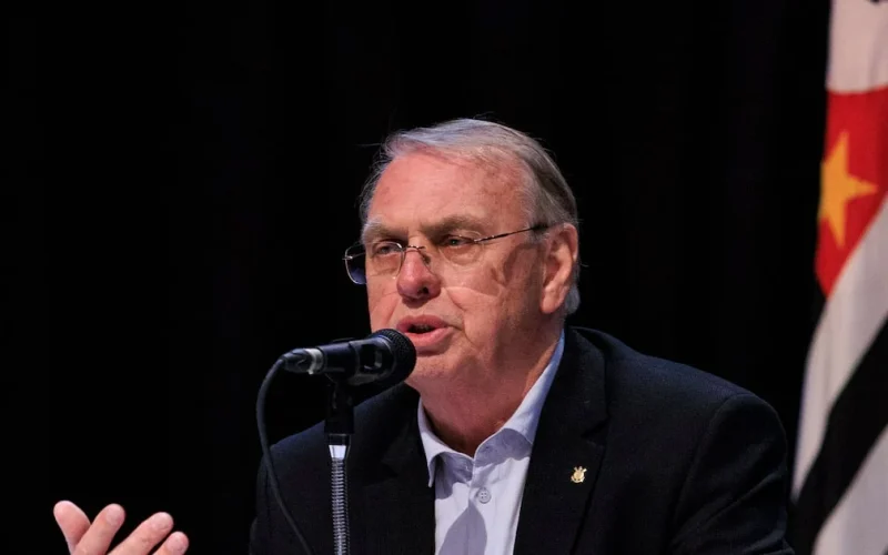 Stábile pressiona por acordo com a Caixa enquanto torcedores e organizadas pedem mudanças no Corinthians