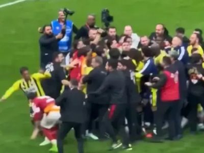 Briga generalizada marca fim do Dérbi turco entre Galatasaray e Fenerbahçe após vitória do time da casa por 2 a 1