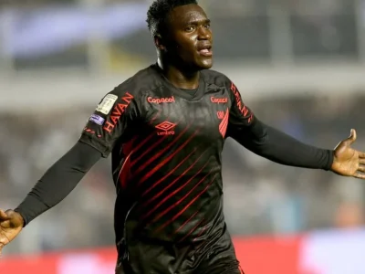 Athletico-PR atropela Chapecoense com goleada de 4 a 1 e Kevin Viveros brilha ao anotar dois gols na partida
