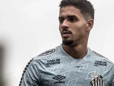 Santos deve promover jovem João Alencar como titular na zaga contra o Bahia após lesão de Veríssimo