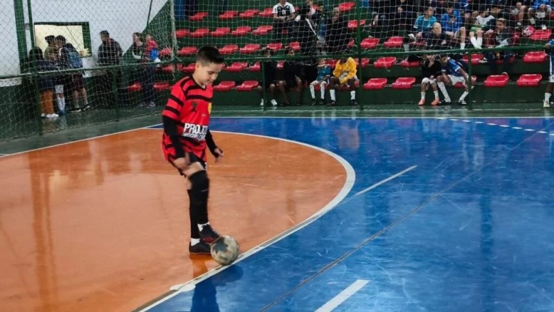 Luccas Campos, jovem talento de Vinhedo, sonha em ser profissional no futebol com apoio da família e dedicação nos treinos