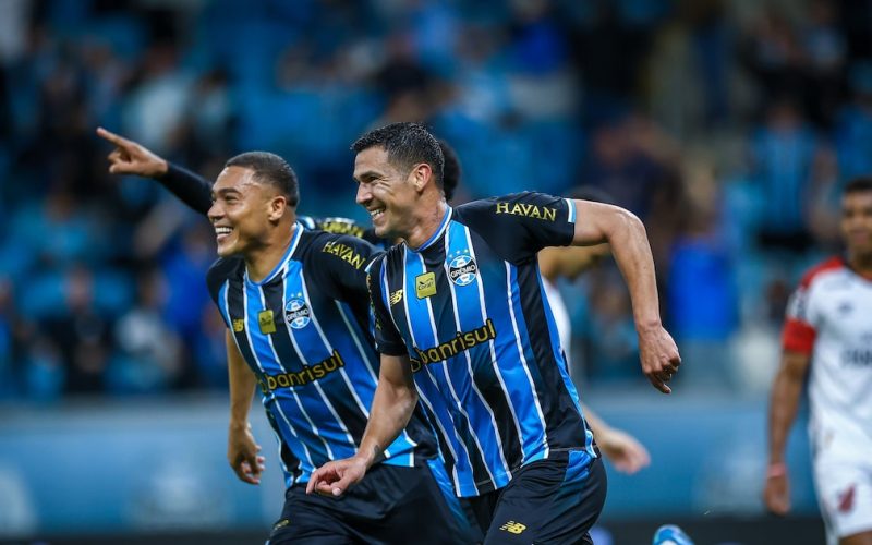 Grêmio supera o Athletico-PR, respira na tabela e complica situação do Corinthians na briga contra o rebaixamento