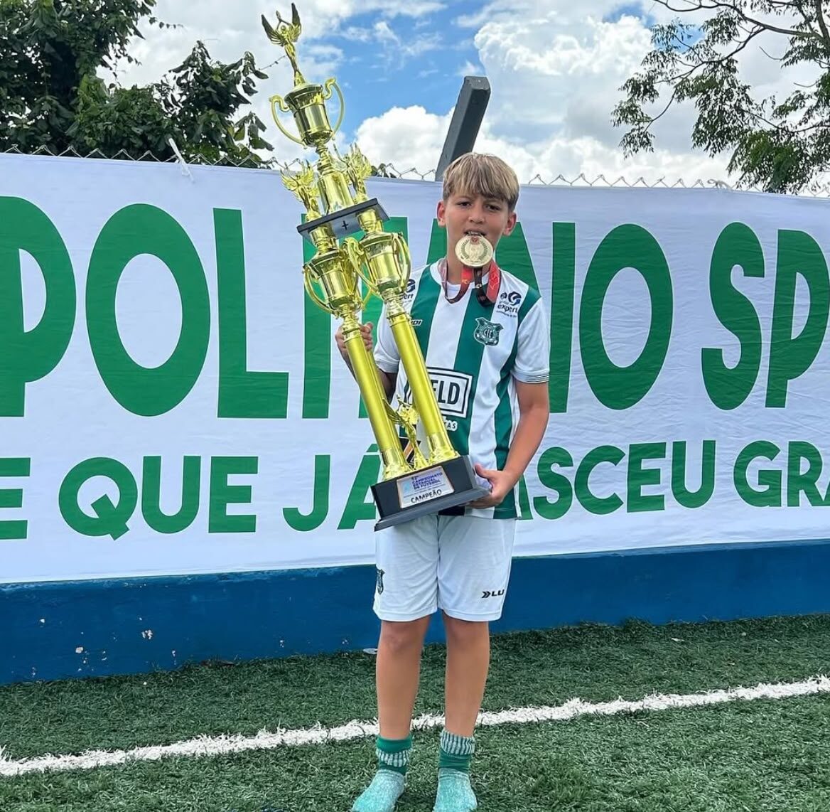 Olavo Valente, zagueiro do sub-13 do Cosmopolitano, se destaca por sua garra e técnica após duas anos de treino intenso Olavo Valente, zagueiro do sub-13 do Cosmopolitano, se destaca por sua garra e técnica após duas anos de treino intenso