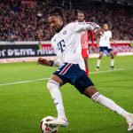 Bayern de Munique vence Freiburg e recupera liderança invicta da Bundesliga com um gol de Olise nos acréscimos