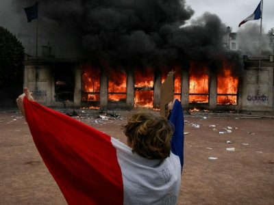 PSG x Lyon: Partida adiada devido a protestos e ocorrerá no dia 26 em Paris