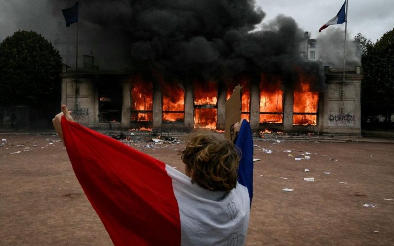 PSG x Lyon: Partida adiada devido a protestos e ocorrerá no dia 26 em Paris