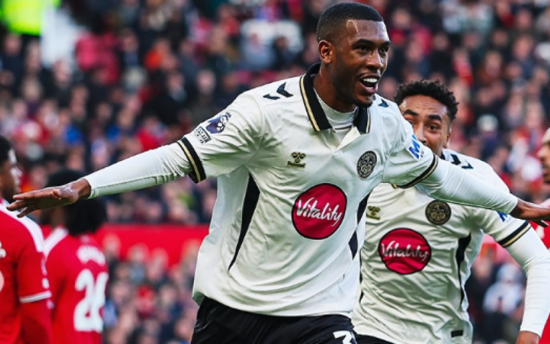Bournemouth desbanca Manchester United com gols de Rayan e Evanilson na Premier League