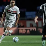 Gabigol brilha e marca dois gols no empate entre São Paulo e Santos pelo Brasileirão
