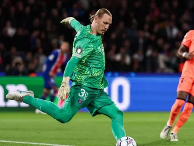 Safonov, goleiro do PSG e algoz do Flamengo, é criticado por falhas em jogos na Europa