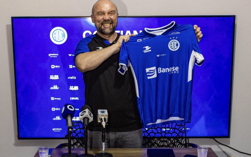 Ademir Fesan é apresentado no Confiança e promete luta pelo acesso à Série C em 2027