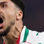 Palmeiras vence Athletico por 2 a 0 e lidera o Brasileirão, mesmo com um a menos em campo