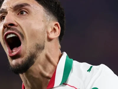 Palmeiras vence Athletico por 2 a 0 e lidera o Brasileirão, mesmo com um a menos em campo