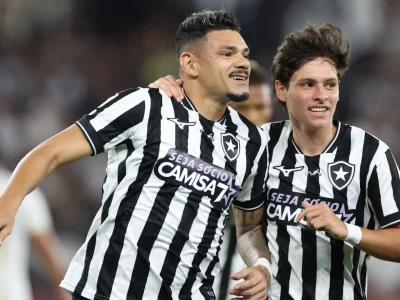 Tiquinho Soares brilha em estreia de Tite e garante vitória do Botafogo sobre a Chapecoense no Brasileirão