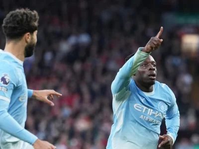 Doku brilha e Manchester City derrota Liverpool por 3 a 0 em Anfield, consolidando liderança na Premier League