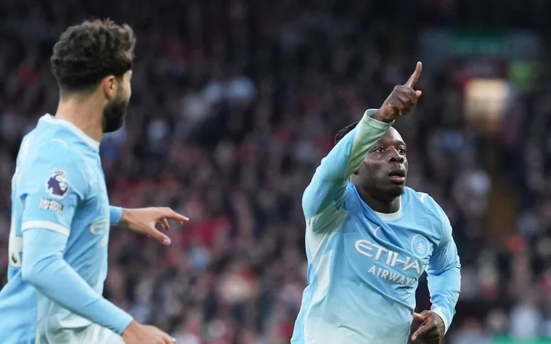 Doku brilha e Manchester City derrota Liverpool por 3 a 0 em Anfield, consolidando liderança na Premier League
