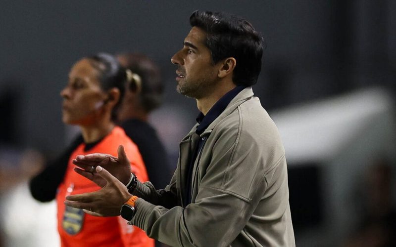 Abel Ferreira critica calendário e gramados do Brasil: ‘Cansativo falar sempre das mesmas coisas’