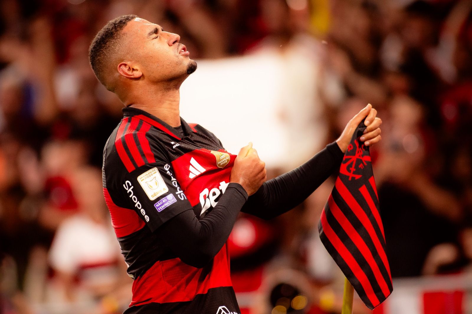 Samuel Lino brilha no Flamengo: 15 assistências e vice-artilheiro em temporada impressionante