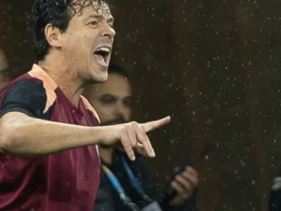 Fernando Diniz é demitido do Corinthians após série de sete derrotas e desempenho preocupante no Brasileirão