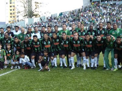 América é rebaixado à Série C após derrota para o Fortaleza e terá que reconstruir sua história 18 anos após conquistar o título da divisão