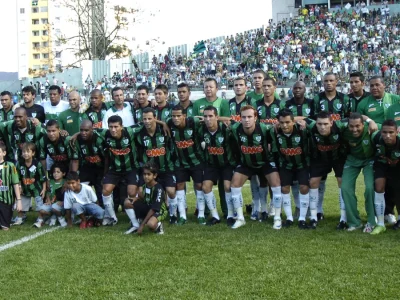 América é rebaixado à Série C após derrota para o Fortaleza e terá que reconstruir sua história 18 anos após conquistar o título da divisão