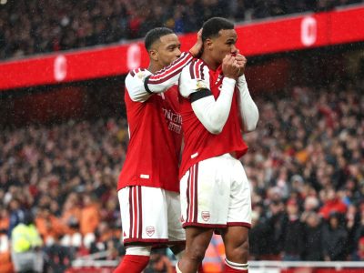 Arsenal bate Everton e se iguala ao Manchester City na luta pela liderança da Premier League
