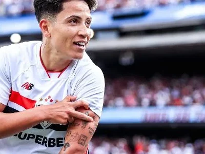São Paulo vence Corinthians e conquista título histórico no Brasileirão Feminino, destacando a evolução do futebol mulher no Brasil